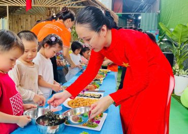 Bé Thực Hành Kỹ Năng Sống Qua Tiệc Buffet Đầu Năm Học