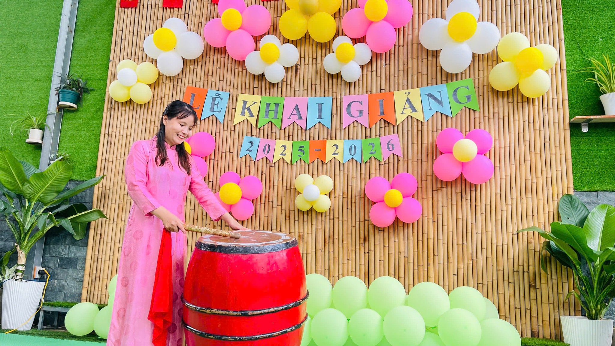 Những em búp bê được làm thủ công tỉ mỉ từ chính đôi tay của cô Hiệu trưởng dành cho các con