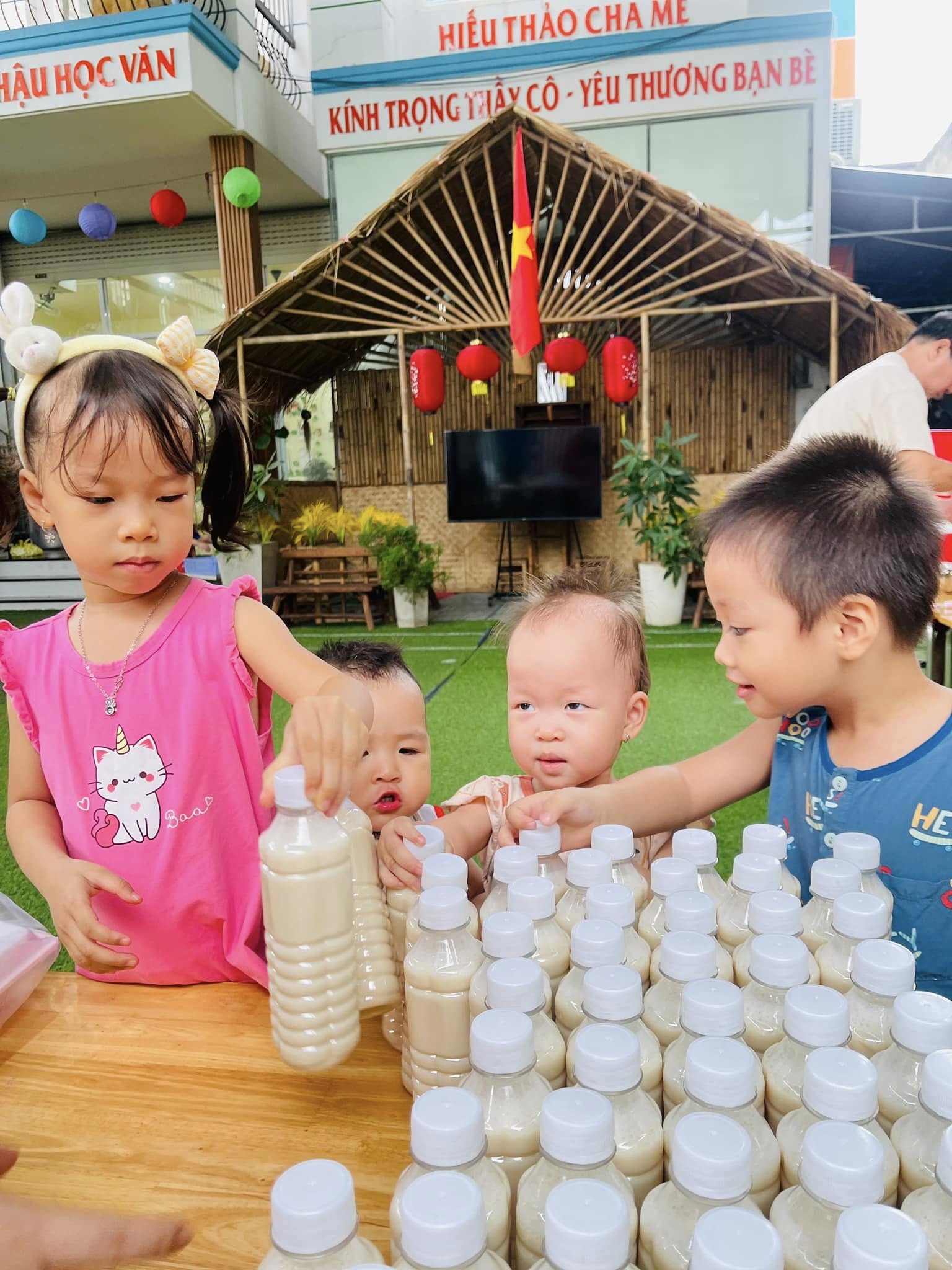 Lá Lành Đùm Lá Rách – Bài Học Nuôi Dưỡng Trái Tim Nhân Ái Cho Con