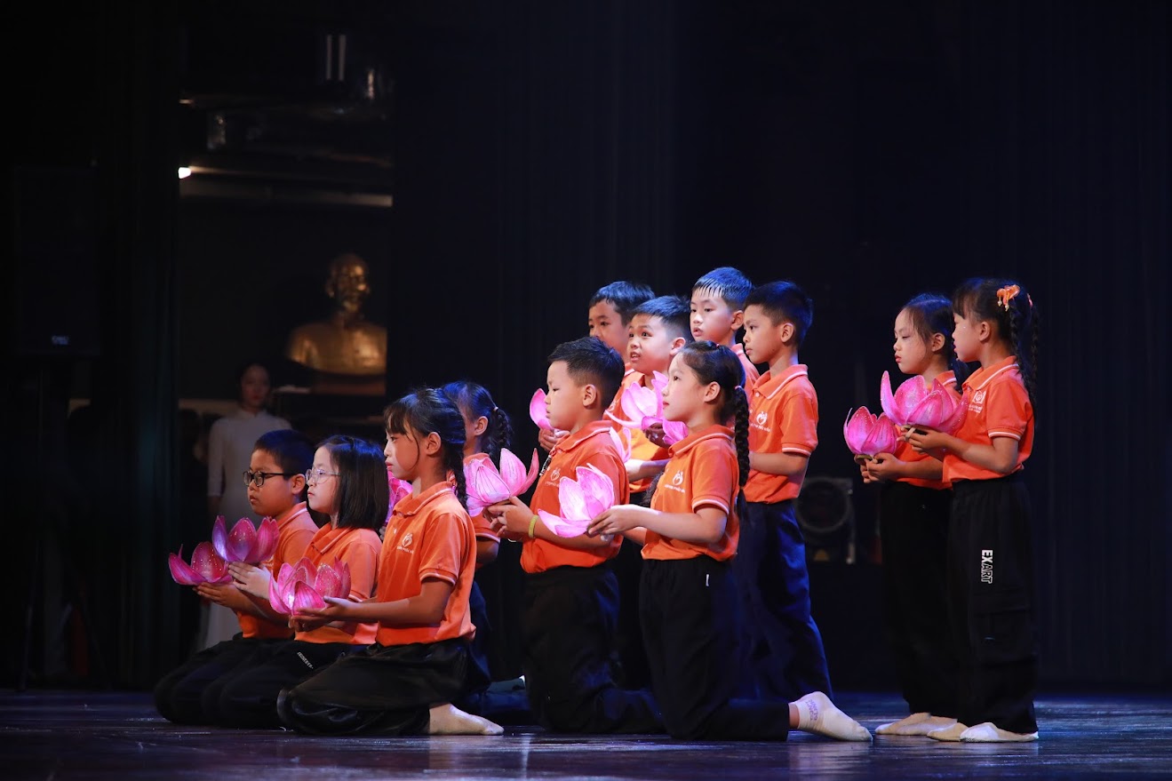 Lễ Tri Ân 20/11 – Khi Con Học Được Lòng Biết Ơn Từ Tấm Gương Của Thầy Cô